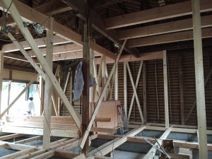 はり等の横架材に筋かいに構造耐力上必要な軸組等において木造一戸建ての補強工事してます。