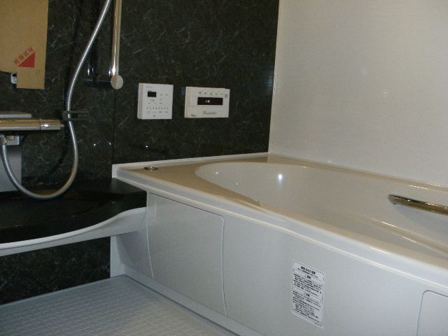 ≪浴室≫</br >≪サーモバスにキレイ床に・・・≫</br >≪あらゆる機能いっぱい付けました♪≫